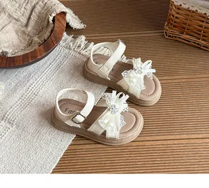 Détails des sandales blanches pour filles avec nœud et fleur en strass