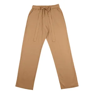 Dettaglio dei pantaloni dritti in lino kaki da uomo con coulisse in vita traspiranti