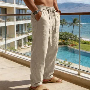 Vista laterale dei pantaloni di lino da uomo con coulisse in un ambiente vacanziero
