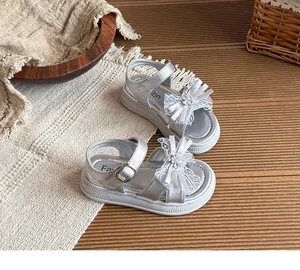 Sandales argentées pour filles avec nœuds en dentelle et détails de fleurs en strass
