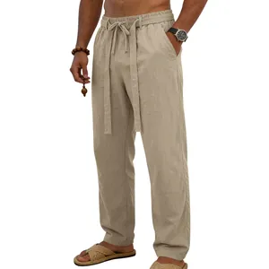 Vista dettagliata dei pantaloni dritti in lino beige larghi da uomo con coulisse in vita