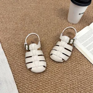 Sandalias trenzadas crema para niños con suela suave antideslizante y hebilla ajustable