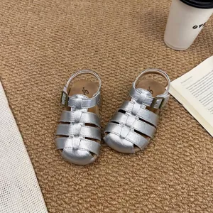 Sandalias romanas trenzadas plateadas para niños con puntera cerrada