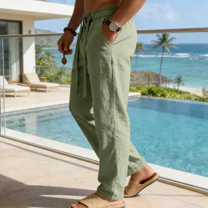 Dettaglio di pantaloni casual da uomo in lino verde oliva con coulisse in un ambiente resort
