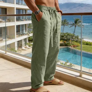 Vista laterale dei pantaloni casual in lino verde salvia da uomo con coulisse in vita.
