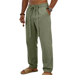 Vista dettagliata di pantaloni da uomo in lino con coulisse color verde salvia