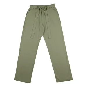 Vista dettagliata dei pantaloni casual in lino verde oliva da uomo con coulisse