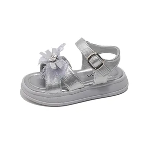 Sandales argentées pour filles avec décoration nœud en strass et semelle blanche