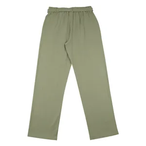 Dettaglio dei pantaloni dritti da uomo in lino traspirante di colore verde oliva