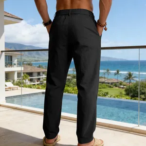 Dettaglio posteriore di pantaloni in lino nero traspirante per uomo al mare
