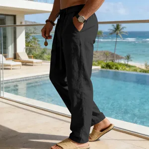 Vista laterale dei pantaloni neri in lino da uomo in un resort con piscina.