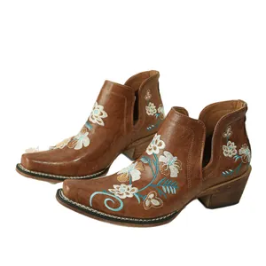 Botines western marrones vintage para mujer con bordados florales y tacón medio