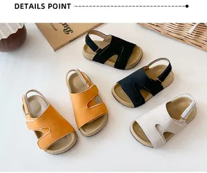 Lässige Kindersandalen in Orange, Schwarz und Beige für den Sommer am Strand.