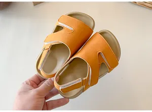 Detailansicht der orangefarbenen Kindersandalen mit verstellbarem Klettverschluss