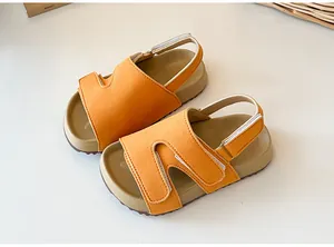 Orangefarbene Kindersandalen mit Riemen und praktischem Klettverschluss.