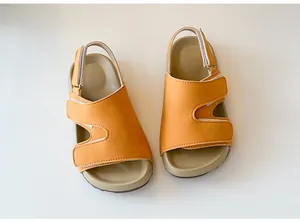 Gelbe Kinder-Sandalen im Birkenstock-Stil mit Klettverschluss für den Sommer am Strand