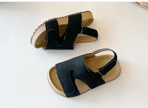 Detailansicht der schwarzen und beigen Kindersandalen im Birkenstock-Stil mit Klettverschluss.