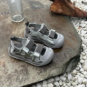Sandali per bambini in mesh traspirante grigio con punta chiusa e suola morbida e flessibile