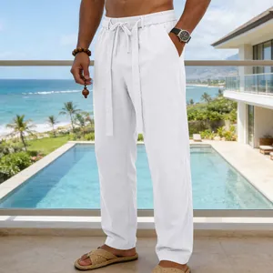 Dettaglio di pantaloni estivi bianchi in lino per uomo con coulisse in un resort estivo