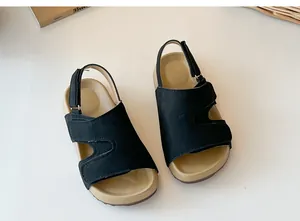 Detailansicht von oben auf schwarze Birkenstock-Sandalen für Kinder auf weißem Grund
