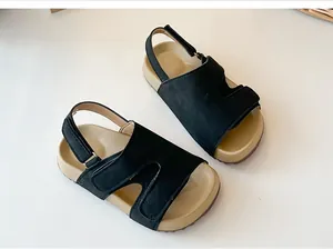 Draufsicht auf schwarze Kindersandalen mit bequemen, ergonomischen beigen Sohlen für Kinder