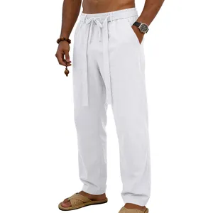 Vista dettagliata dei pantaloni in lino bianco da uomo con coulisse e vestibilità