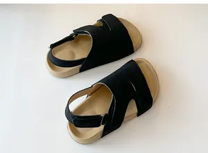 Nahaufnahme von schwarzen Kinder-Birkenstock-Sandalen mit ergonomischen Sohlen.
