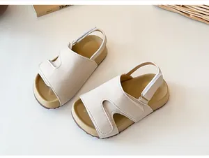 Draufsicht auf beige Kindersandalen mit Klettverschluss und rutschfester Gummisohle