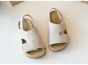 Detailansicht beige Birkenstock-Sandalen für Kinder mit verstellbaren Klettverschlüssen.