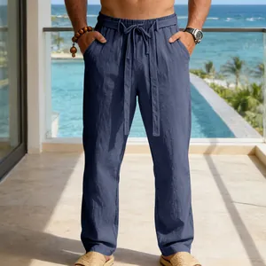 Vista dettagliata dei pantaloni in lino blu da uomo con coulisse in un ambiente resort