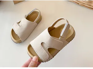 Nahaufnahme der beigen Kindersandalen mit verstellbarem Klettverschluss für Sommer