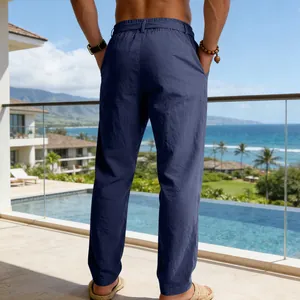 Vista posteriore di pantaloni da uomo in lino blu navy su un lussuoso balcone del resort