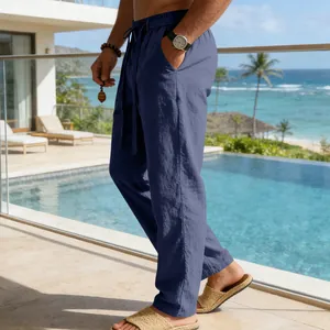 Vista laterale dei pantaloni casual da uomo in lino blu navy con coulisse nel resort