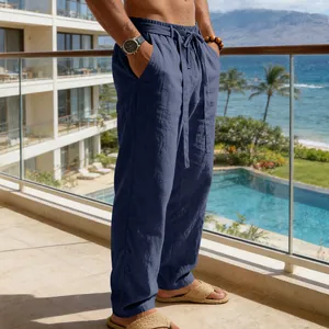 Dettaglio di pantaloni casual in finto lino da uomo blu navy con coulisse in vita.