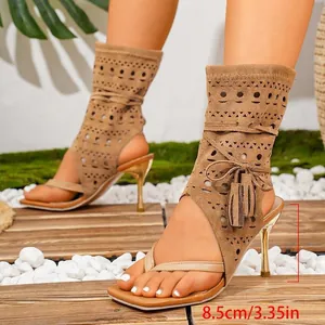 Detailansicht der kamelfarbenen Zehentrenner-Sandalen mit 8,5 cm hohem goldenem Absatz