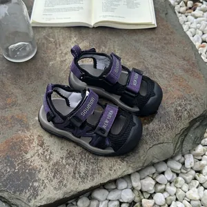 Vista dettagliata dei sandali per bambini con cinturini viola e rete traspirante