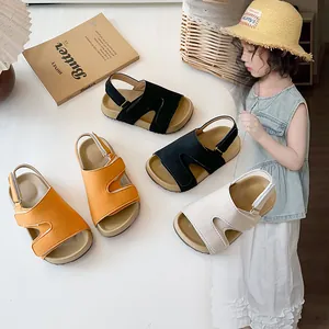 Stylische Birkenstock-Sandalen für Kinder in Orange, Schwarz und Beige für den Sommer.