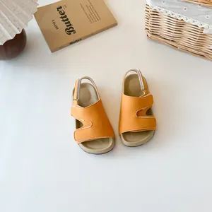 Kinder Sandalen im Birkenstock-Stil in leuchtendem Orange für den sommerlichen Strand