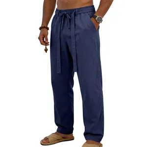 Dettaglio dei pantaloni di lino blu navy da uomo con coulisse in vita e vestibilità dritta