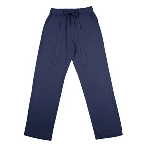 Dettaglio dei pantaloni casual in lino blu navy traspirante da uomo