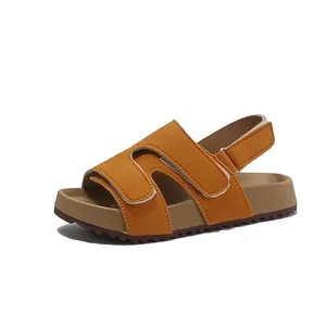 Senfgelbe Birkenstock-Stil Sandalen für Kinder mit verstellbarem Klettverschluss.