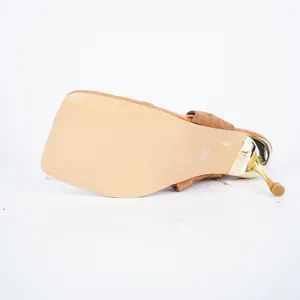 Detailansicht der braunen Wildledersandale mit goldener Stilettostyle und Größe 37