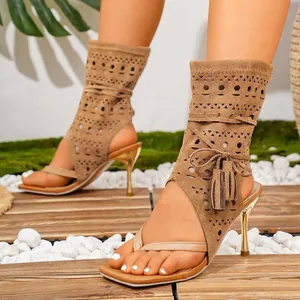 Elegante braune Cut-out Zehentrenner Sandaletten mit modischen Quasten für Damen