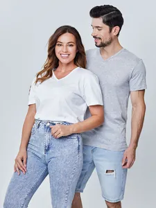 Modèles portant ensemble des t-shirts à manches courtes à col en V blanc et gris