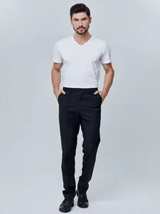 Vue en pied d'un homme portant un t-shirt blanc à col en V et un pantalon noir