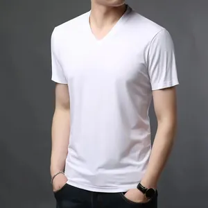 Détail d'un t-shirt blanc classique à col en V pour homme en tissu fin et léger