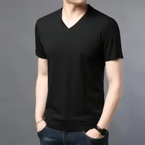 Vue détaillée d'un t-shirt à manches courtes et col en V noir pour homme, coupe ajustée chic