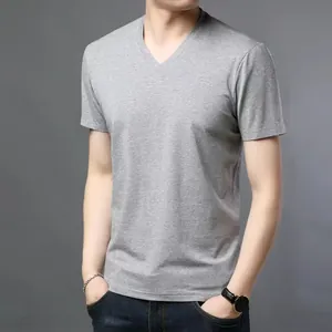T-shirt gris classique pour hommes avec col en V et coupe ajustée très confortable