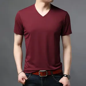 Détail d'un t-shirt homme col en V bordeaux, coupe ajustée montrant la texture du tissu