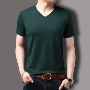 Gros plan d'un t-shirt homme vert foncé à col en V, coupe ajustée en tissu doux.